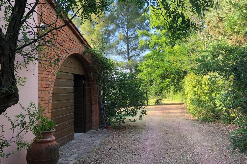 ラーリ La Casa Nel Boscoヴィラ エクステリア 写真