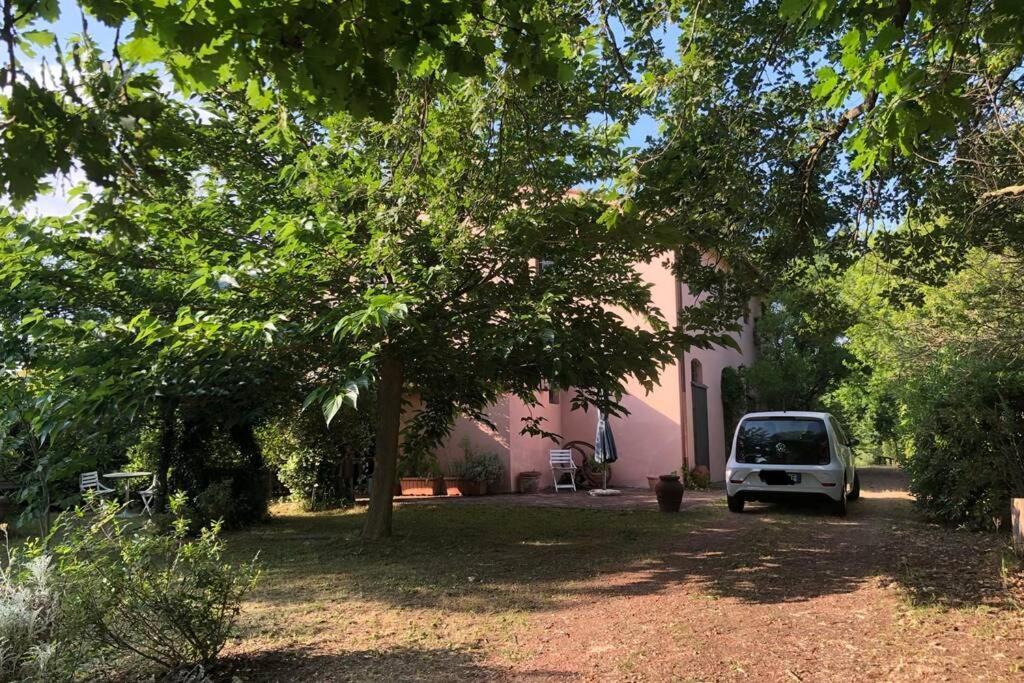 ラーリ La Casa Nel Boscoヴィラ エクステリア 写真