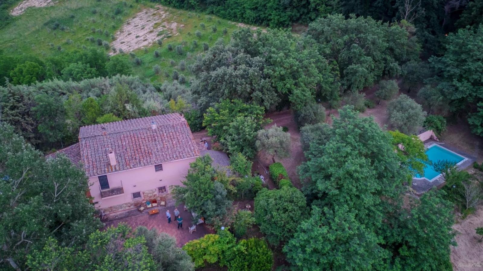 ラーリ La Casa Nel Boscoヴィラ エクステリア 写真