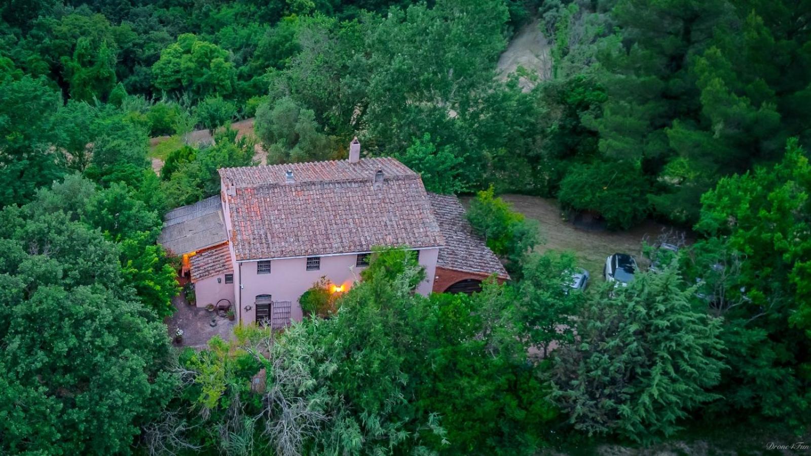 ラーリ La Casa Nel Boscoヴィラ エクステリア 写真